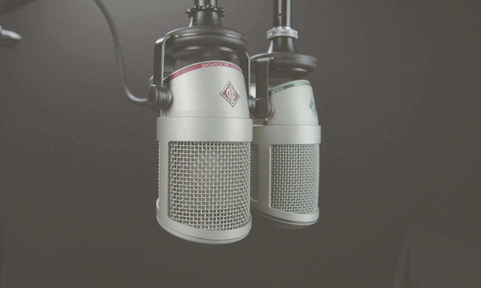Musikstudio mit verschiedenen Instrumenten und Aufnahmeequipment